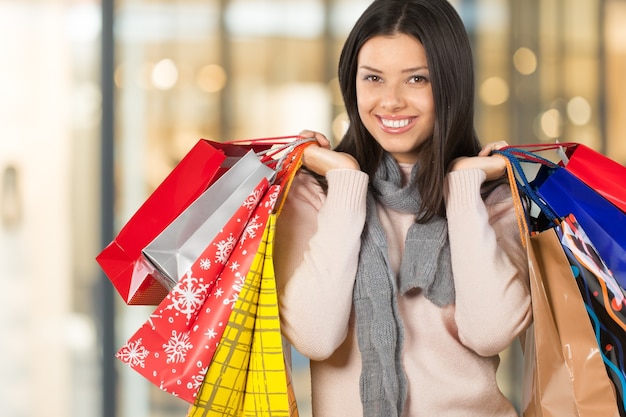 背景に買い物袋を持つ若い女性