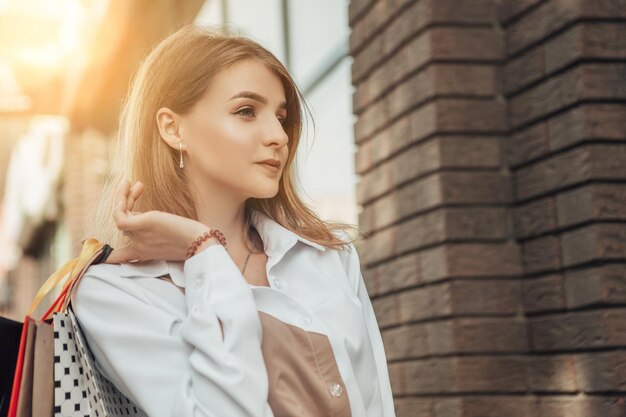 ショッピングバッグを持つ若い女性