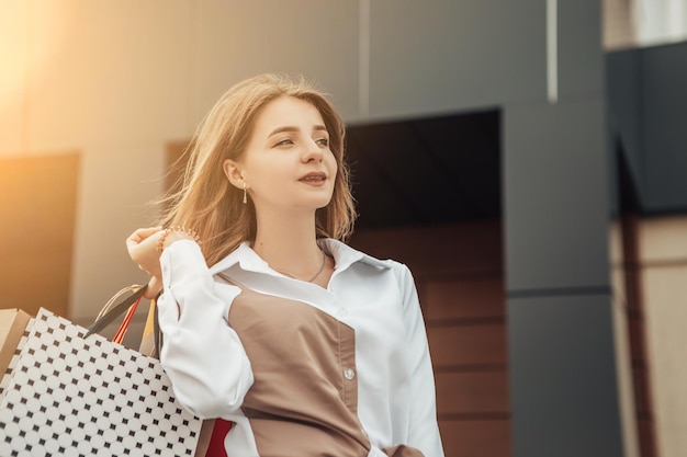 ショッピングバッグを持つ若い女性