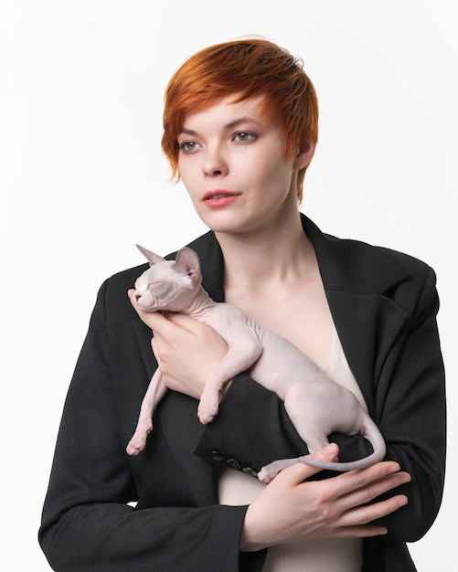 Sphynx Hairless Cat 블루 밍크와 화이트 색상을 자고 있는 짧은 머리를 손에 들고 있는 젊은 여성