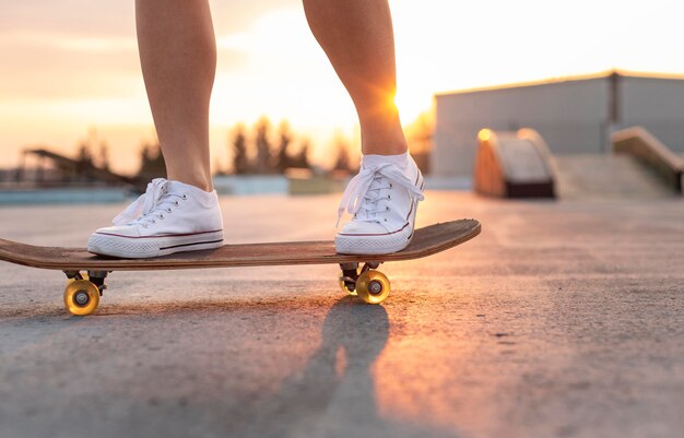 Foto giovane donna con lo skateboard da vicino