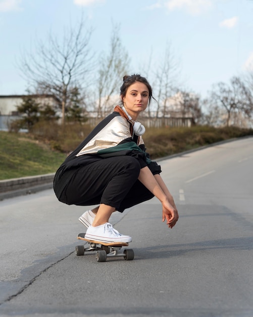 Foto giovane donna con lo skateboard