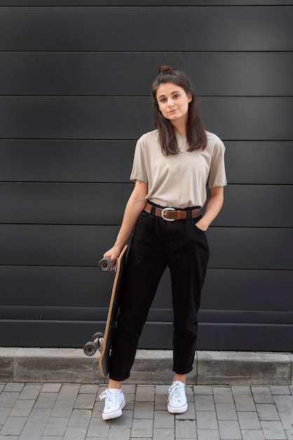 Foto giovane donna con lo skateboard