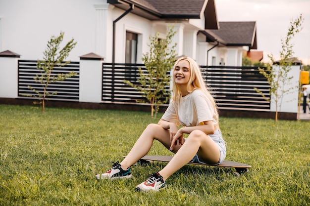 Photo young woman with skateboard