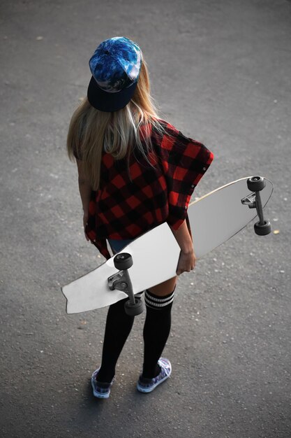 Фото Молодая женщина с катанием на коньках на дороге
