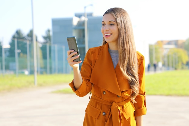 スマートフォンを持つ若い女性