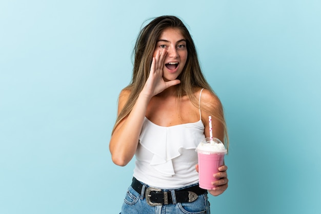 Photo young woman with a strawberry milkshake