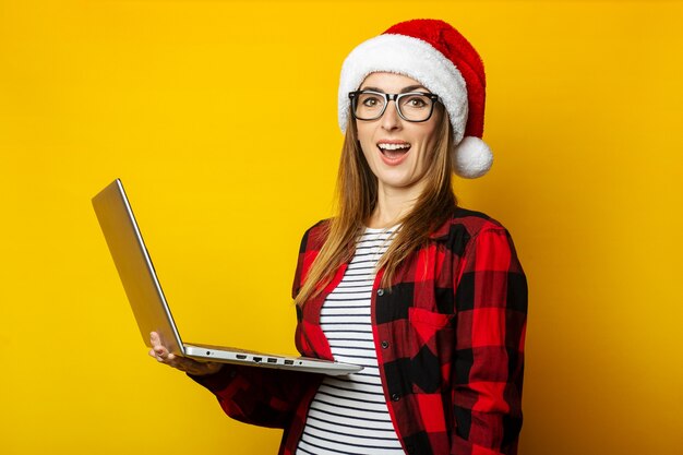 Giovane donna con la faccia sorpresa e il cappello della santa