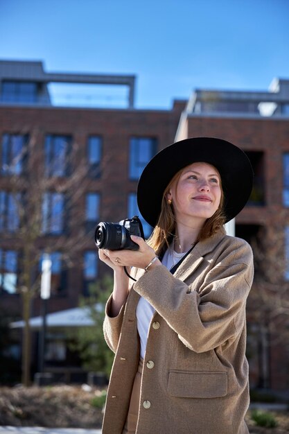 街で写真を撮る若い女性