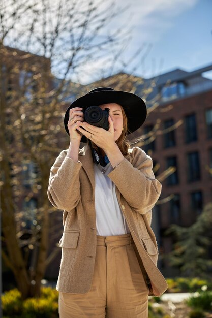 写真 街で写真を撮る若い女性