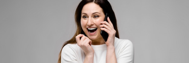 Photo young woman with telephone