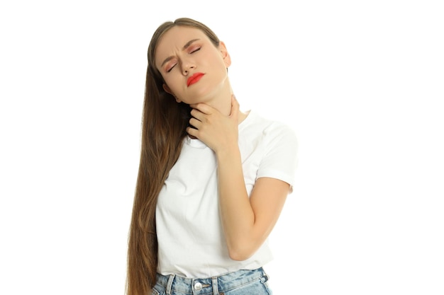 白い背景で隔離の喉の痛みを持つ若い女性