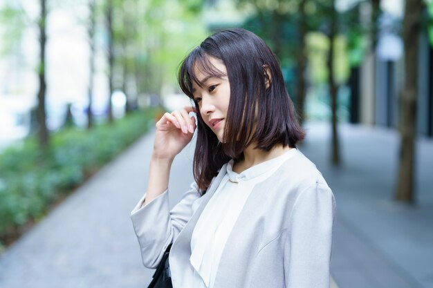 疲れた表情の若い女性