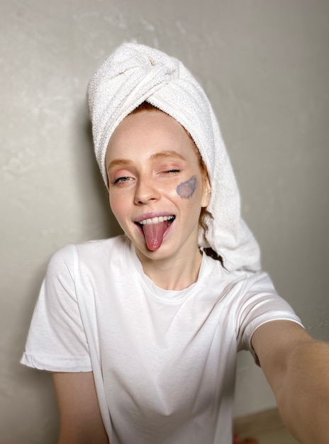 Photo young woman with a towel on her head