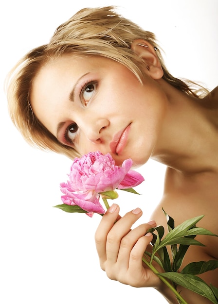 ツリーピオニーの花を持つ若い女性