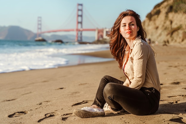 Giovane donna con vista sul golden gate bridge di san francisco