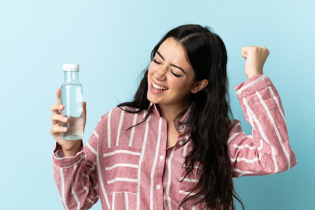 Giovane donna con un'acqua isolata