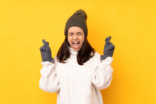 孤立した冬の帽子を持つ若い女性