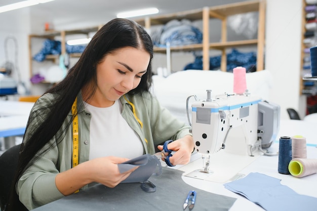 衣料品工場でお針子として働く若い女性