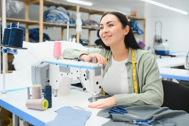 Молодая женщина, работающая швеей на швейной фабрике