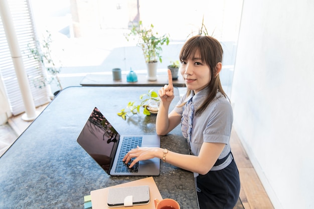 写真 在宅勤務の若い女性