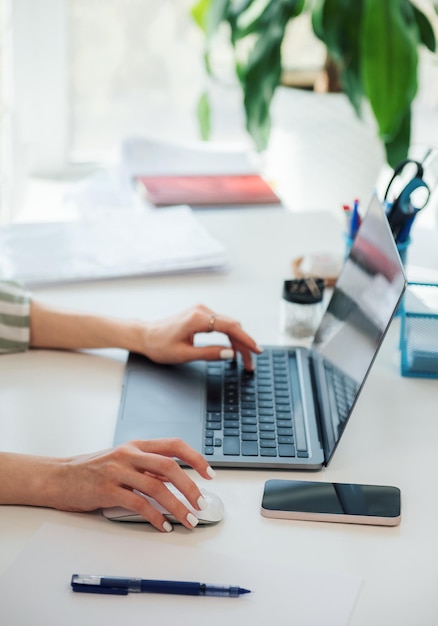 Foto giovane donna che lavora su un computer nel suo ufficio