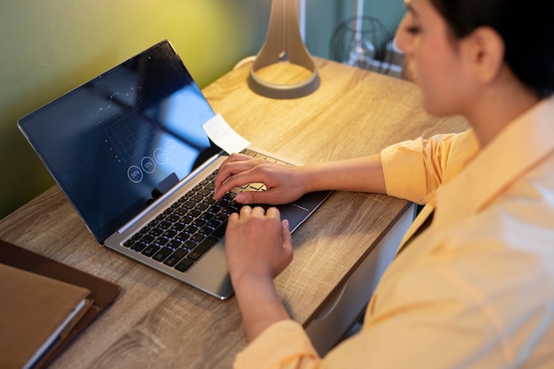 Photo young woman working on computer