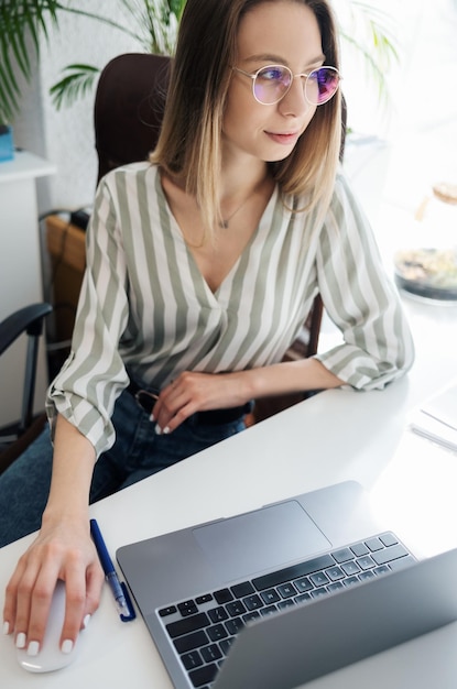 コンピューターで働く若い女性