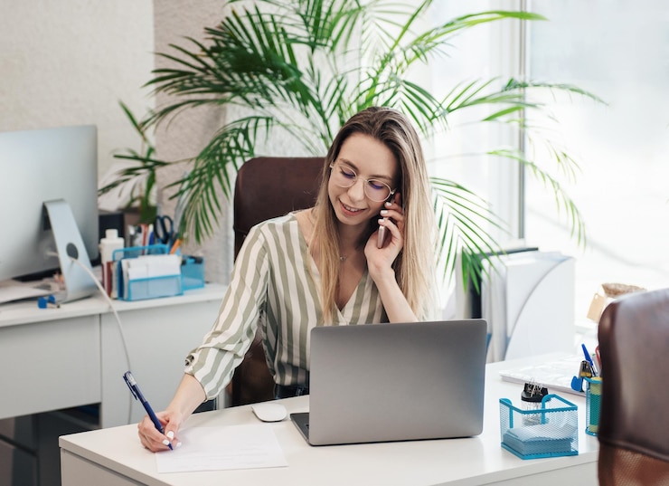 Photo young woman working on a computer