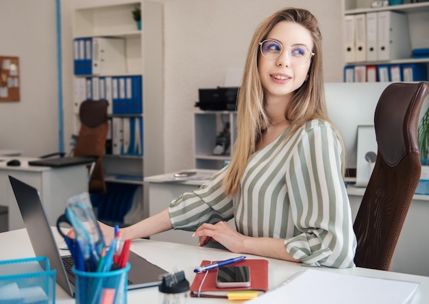 Foto giovane donna che lavora su un computer