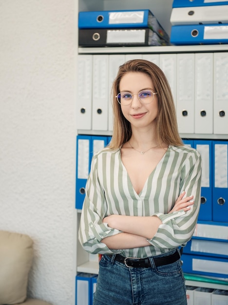 Giovane donna che lavora su un computer