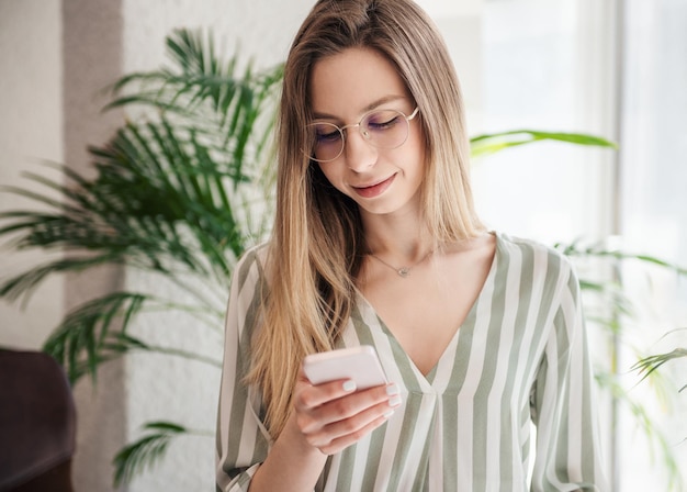 Giovane donna che lavora su un computer