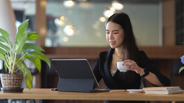 デジタルタブレットに取り組んでいる若い女性