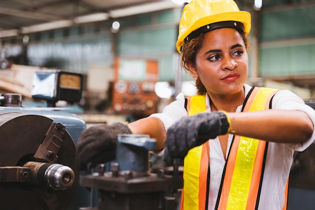 Foto giovane donna che lavora in fabbrica