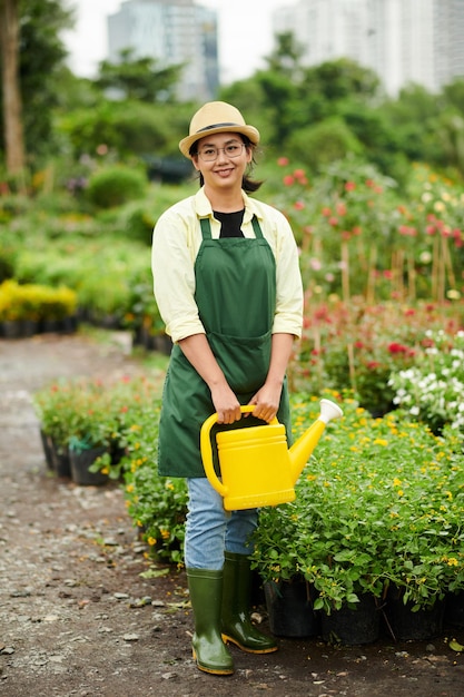 花の保育園で働く若い女性