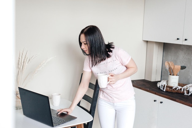 Photo young woman working from home getting her home business up