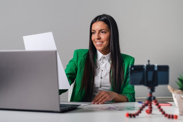 Foto giovane donna che lavora dal ministero degli interni su un computer portatile