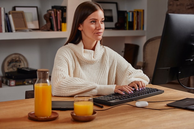 Photo young woman working from home