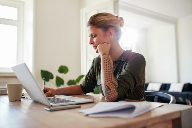 Photo young woman working at home office