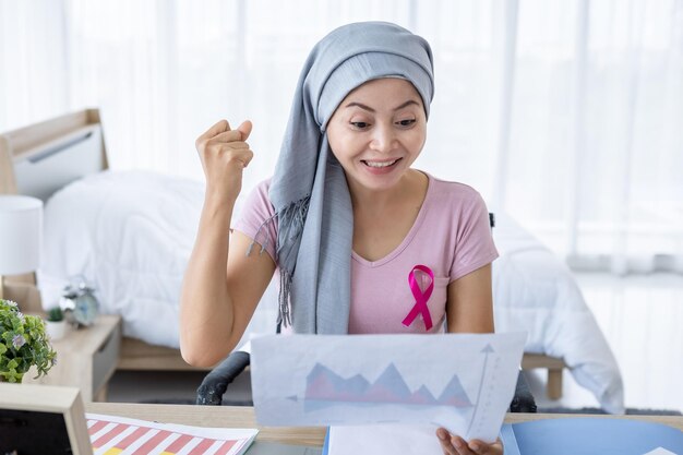 Photo young woman working at home