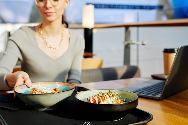 写真 アジアンカフェで働く若い女性