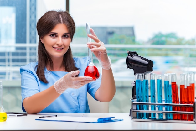 Giovane donna che lavora in laboratorio