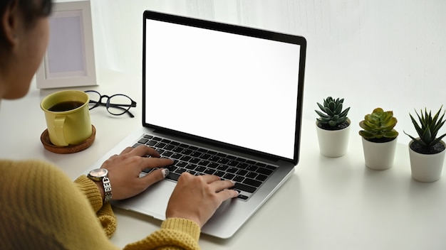 Foto giovane donna che lavora su un computer portatile a casa