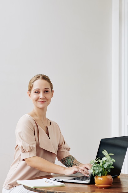 Giovane donna che lavora al computer portatile