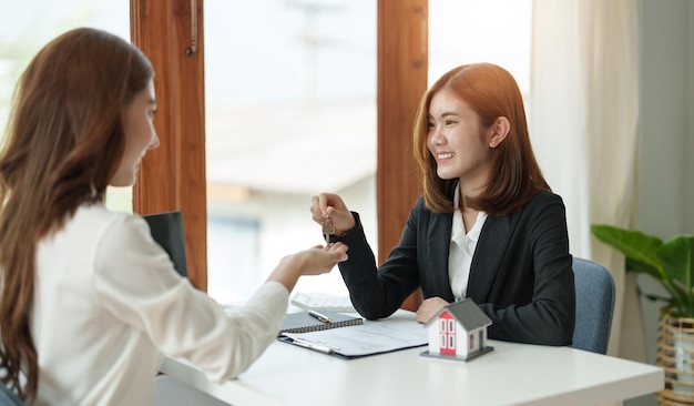 オフィスで働く若い女性