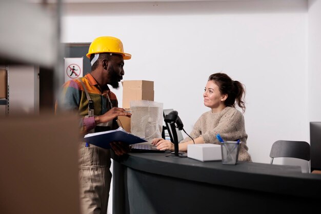 Photo young woman working in office