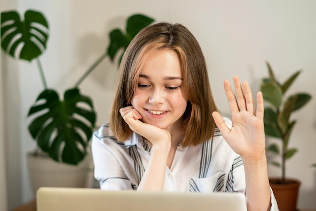 写真 自宅のラップトップに取り組んでいる若い女性