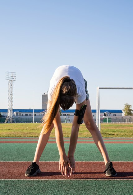 屋外で運動する若い女性