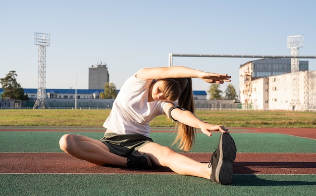 屋外で運動する若い女性