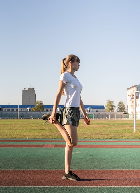 屋外で運動する若い女性